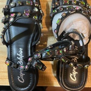 Sandals with strap around ankle

Jewels for decoration